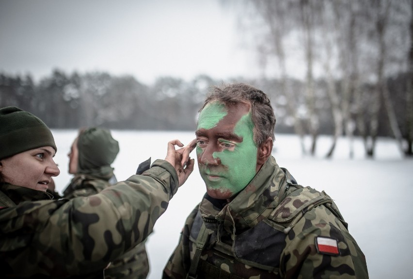 Ćwiczenia wojskowe wymagają odpowiedniego makijażu...