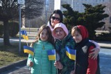 Maszerowali dla Ukrainy. Kilkudziesięciu mieszkańców Jastrzębia wyraziło swoją solidarność z Ukrainą i wyraziło sprzeciw wobec agresji Rosji