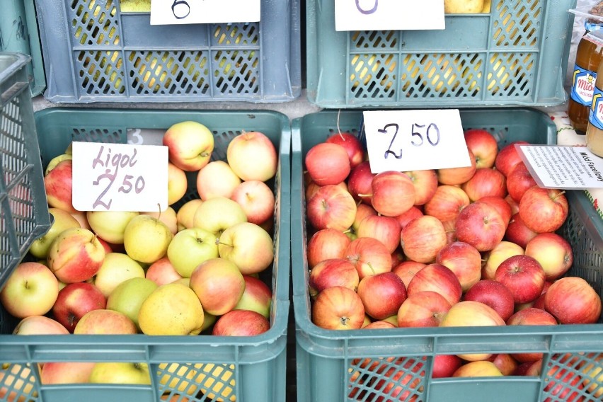Jabłka ligol w cenie 2,50 za kilogram.