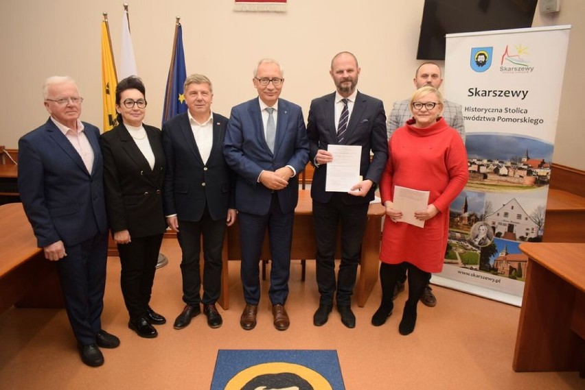 Jest umowa na budowę krytej pływalni w Skarszewach ZDJĘCIA