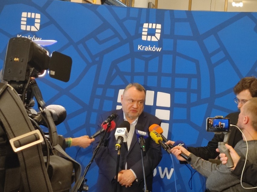 Prezydent Andrzej Kulig podczas rozmowy z dziennikarzami na...