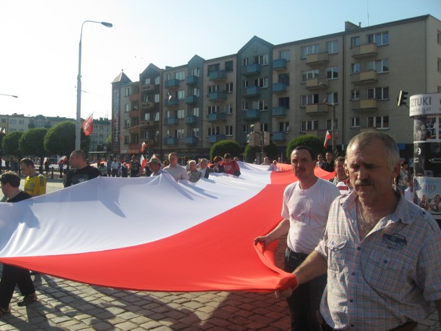 2 maja w Dniu Święta Flagi RP ulicami Gorzowa przeszła manifestacja ze 100-metrową flagą w barwach narodowych. Dzieci było tam jak na lekarstwo.