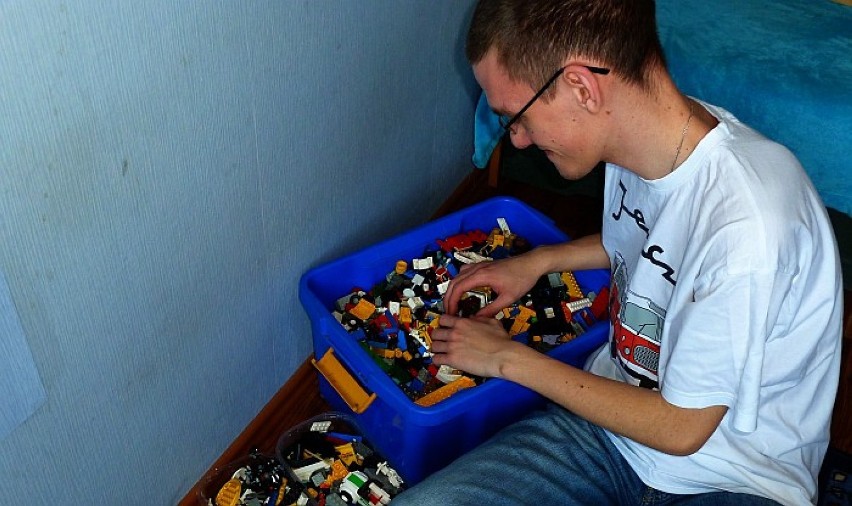 Składający się z ponad 1700 klocków Lego pojazd walczy w ...