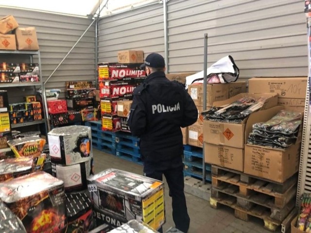 słupscy policjanci odwiedzają miejsca sprzedaży niebezpiecznych materiałów i przypominają o zakazie sprzedaży ich dzieciom i młodzieży do 18 lat.