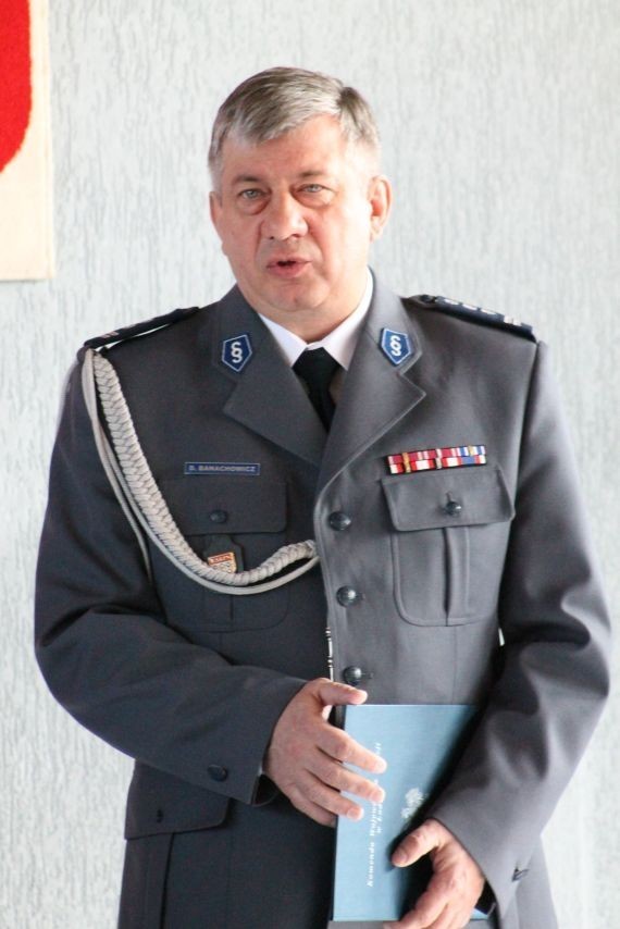 Młodszy inspektor Jan Kuropatwa urodził się w 1962 roku w...
