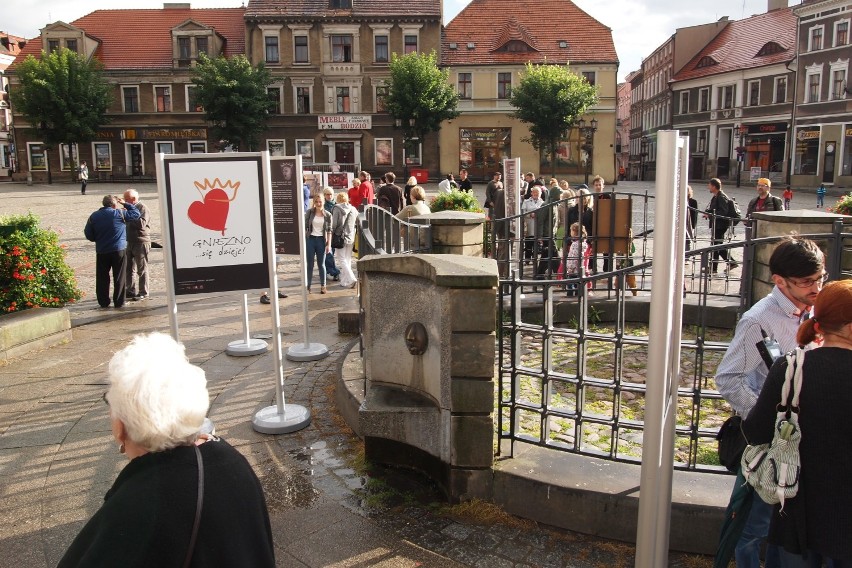 Wystawa "Gnieźnianie" na Rynku. Fotograficy portretowali pokolenia