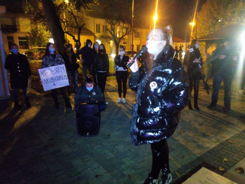 Protest kobiet we Włoszczowie przeciw wyrokowi Trybunału Konstytucyjnego i zaostrzeniu ustawy antyaborcyjnej [ZAPIS TRANMISJI, ZDĘCIA]