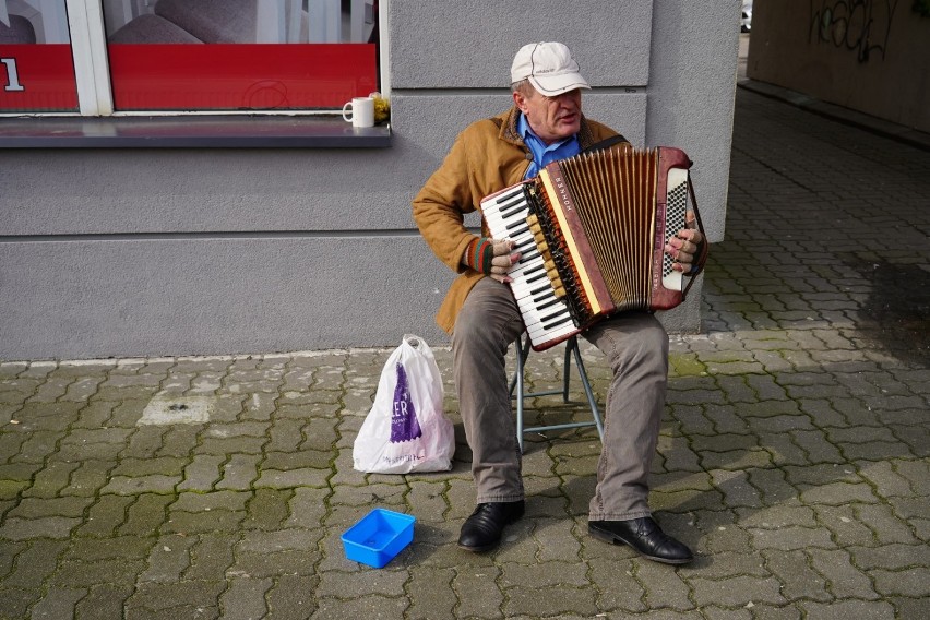 Człuchów. Muzyka jest dobra na wszystko. Rozmowa z ulicznym grajkiem.