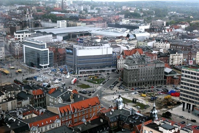 Remont rynku w Katowicach

Przebudowa rynku, to trzeci etap przebudowy centrum Katowic, aktualnie trwa drugi. Czyli m.in. budowa nowego koryta rzeki Rawy płynącej pod placem Obrońców Katowic