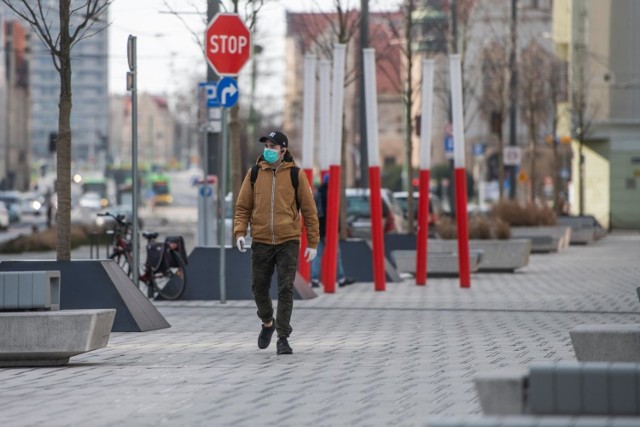 Nowe przepisy zakazują także wszelkich zgromadzeń, spotkań, imprez czy zebrań oprócz spotykań z najbliższymi. Poruszać się po mieście można w dwuosobowych grupach. Wyjątkiem są rodziny.