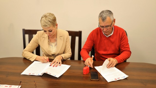Wójt gminy Leśniowice Joanna Jabłońska  podpisała umowę z  przedstawicielem firmy  Czar - Bud Usługi Budowlane na realizację kolejnych inwestycji w  gminie. fot.