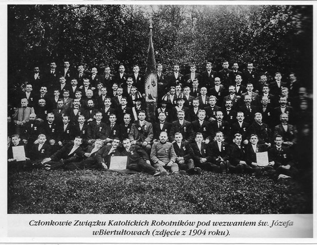 Leopold Zarzecki założył Związek Katolickich Robotników pw. św. Józefa. Na zdjęciu w drugim rzędzie od dołu, 10 od lewej strony