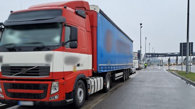 Ciężarówka zatrzymana do kontroli przez patrol małopolskiej Inspekcji Transportu Drogowego