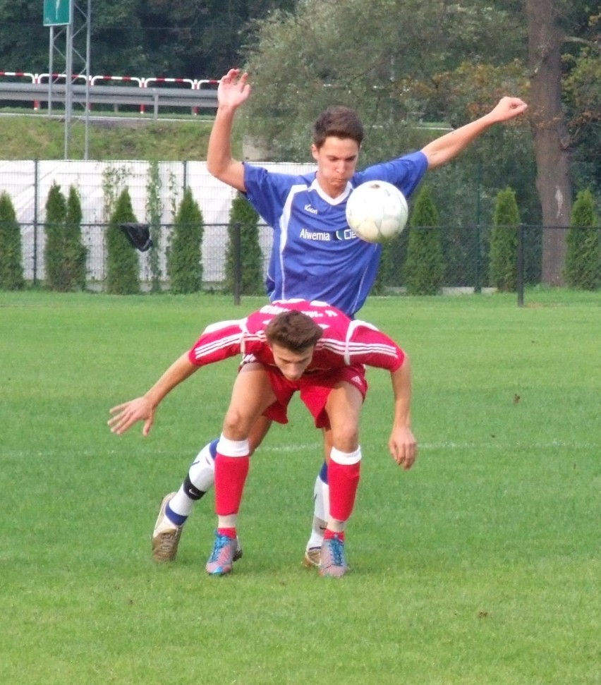 V liga piłkarska: Potknięcia faworytów, zmiana na czele tabeli