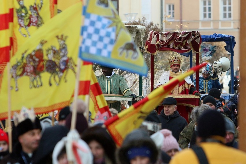 Orszak Trzech Króli w Lublinie. Tysiące osób wzięło udział w procesji (ZDJĘCIA, WIDEO)