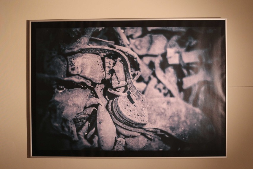 Wystawa "KU PAMIĘCI" Bartosza Jeromina - zdjęcia, które każą pamiętać o ofiarach ludobójstwa