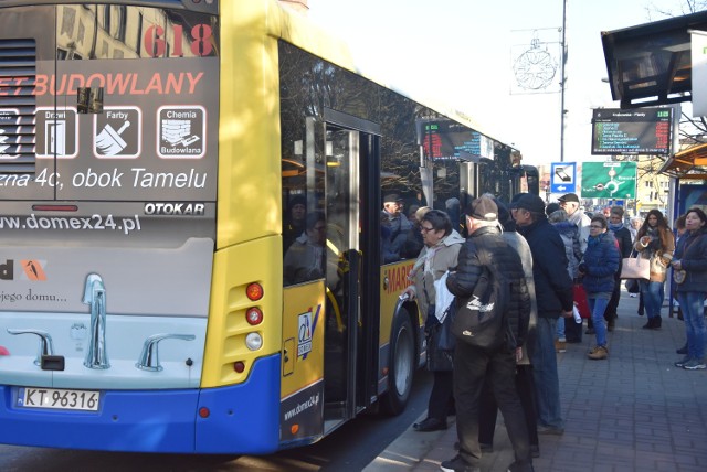 Podwyżki cen biletów papierowych mają zachęcić pasażerów do kupna biletów okresowych