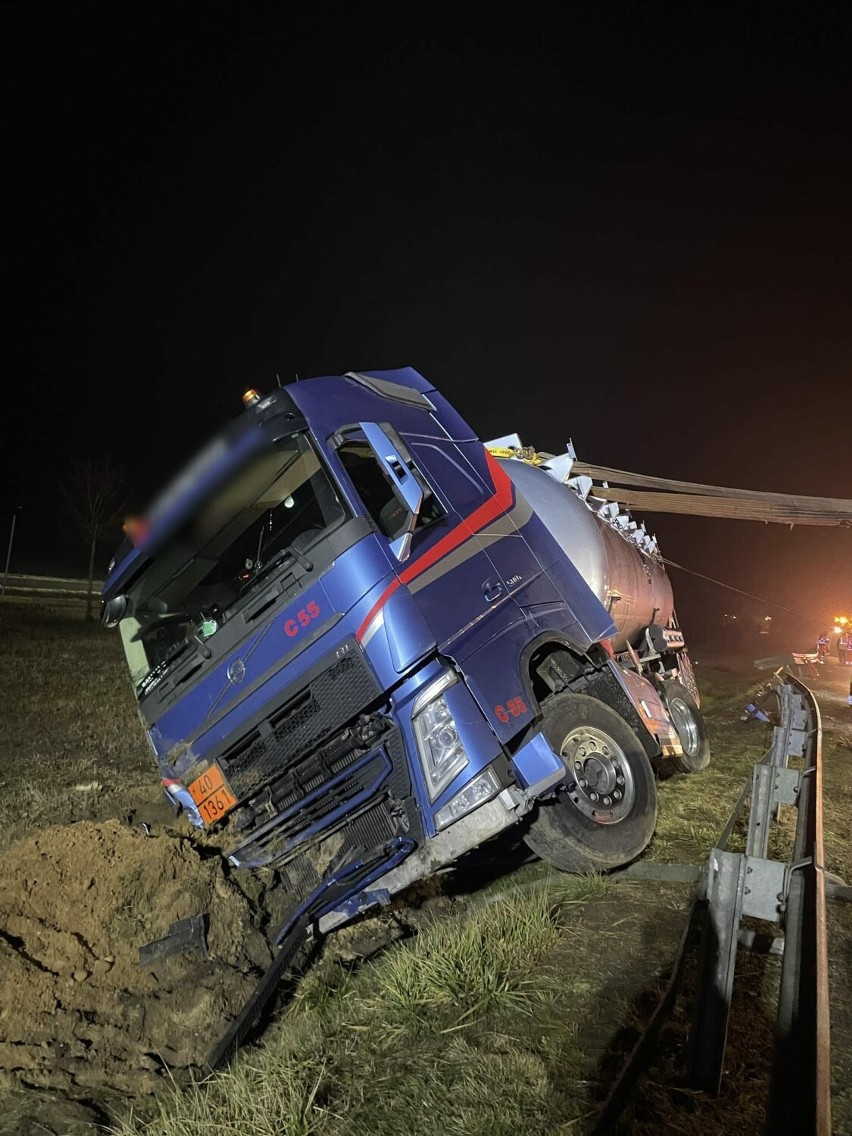 Wypadek na S5. Ciężarówka przewróciła się po kolizji z autem dostawczym