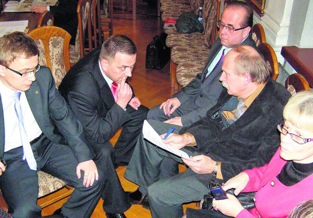 Jestem członkiem PiS i chcę wrócić do klubu radnych - mówi Grzegorz Kądzielawski (z lewej)