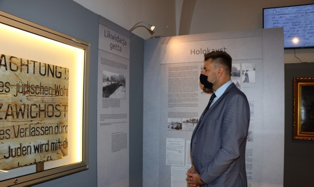 W wernisażu wystawy uczestniczył burmistrz Marcin Marzec.