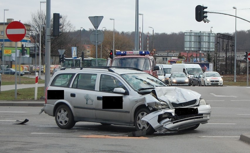 Na Rondzie Solidarności w Wejherowie doszło do wypadku. Pięć osób rannych