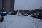 Zima w Radomiu. Główne ulice są "czarne" i przejezdne, ale na bocznych uliczkach parkingach jest ślisko i niebezpiecznie. Zobacz zdjęcia