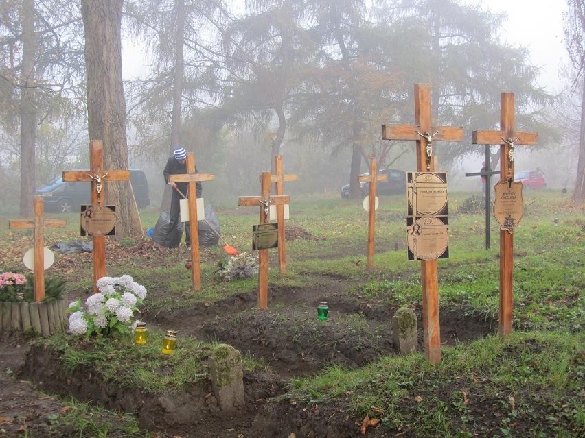 Kibice Lecha Poznań sprzątali cmentarz przy ul. Samotnej [ZDJĘCIA]