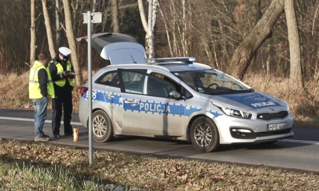 Ciężarowy man do wywozu kontenerów ze śmieciami jechał z Wilkanowa do Buchałowa.