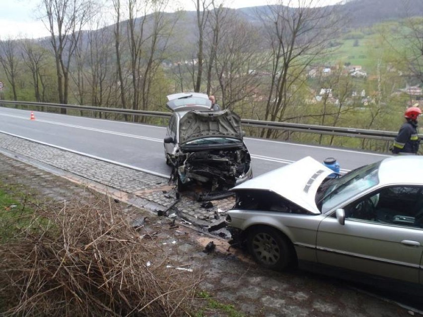 DK 87. Wypadek w dolinie Popradu. Dwie osoby ciężko ranne [ZDJĘCIA]