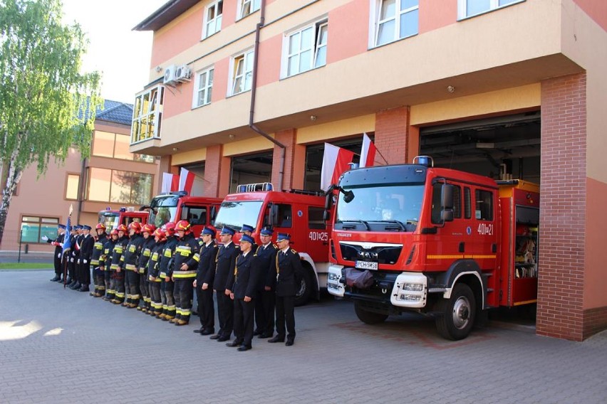 Straż pożarna w Chodzieży wzięła udział w uroczystym apelu z okazji Dnia Flagi [FOTO]