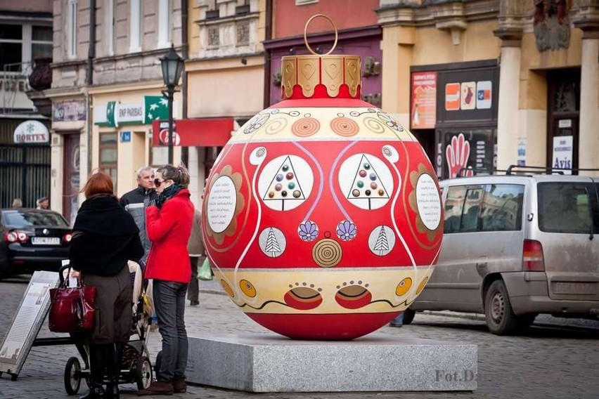 Gigantyczna bombka już stoi w Rynku w Świdnicy (ZDJĘCIA)