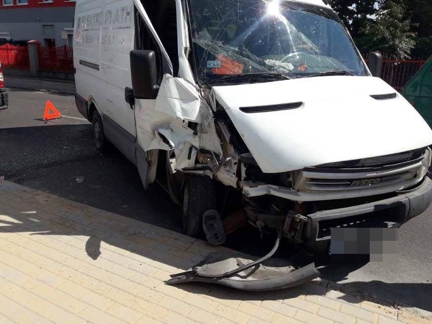 Wypadek na ulicy Łęgskiej we Włocławku. Dostawcze iveco uderzyło w autobus MPK [zdjęcia]