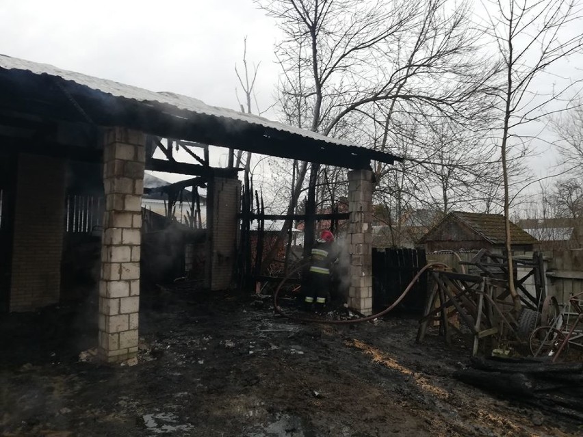 Aleksandrów Trzeci: Spłonęła stodoła, sąsiednie budynki były zagrożone. "Ogień szybko się rozprzestrzeniał" 