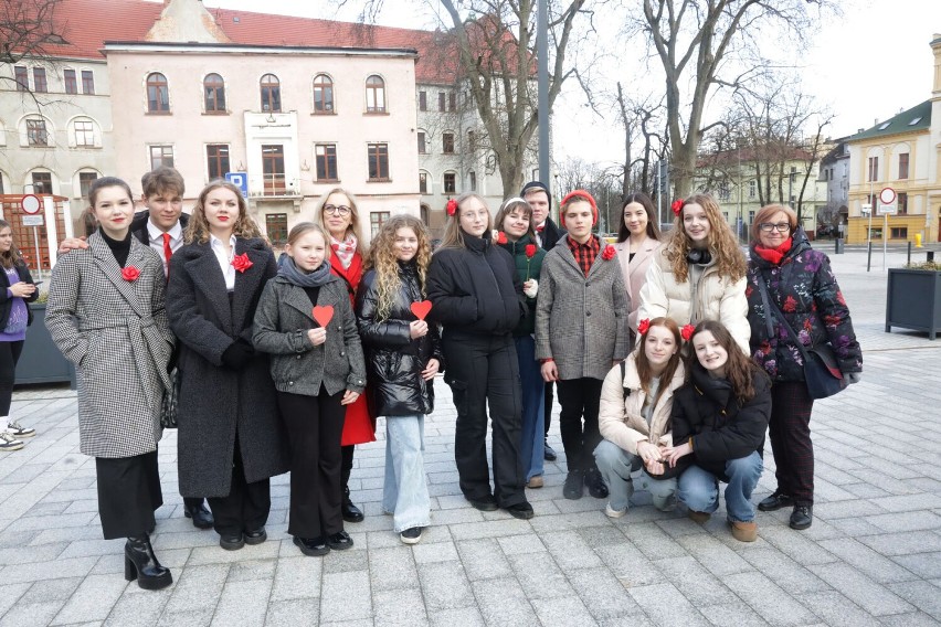 „Zakochani w Legnicy”! Walentynki na placu Słowiańskim, zobaczcie zdjęcia
