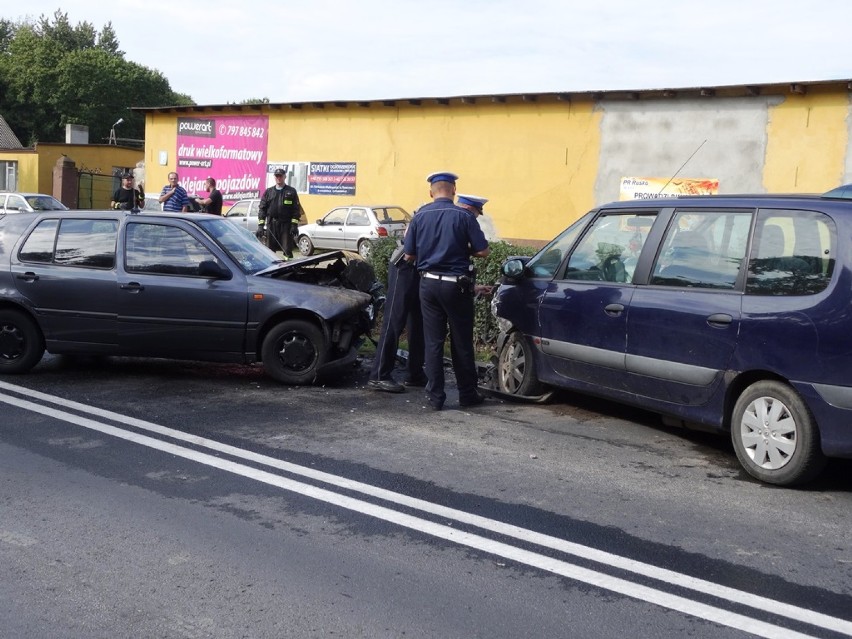 Wypadek w Jaraczewie: Zderzenie dwóch samochodów osobowych....
