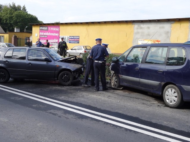 Wypadek w Jaraczewie: Zderzenie dwóch samochodów osobowych. Pięć osób w szpitalu