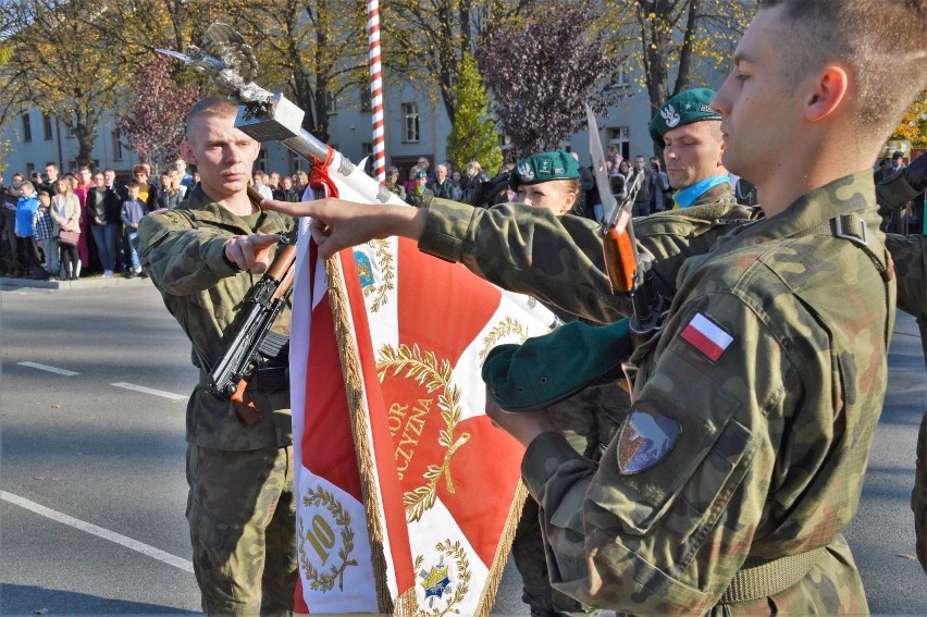 Przysięgę żołnierze złożyli w piątek na terenie opolskich...