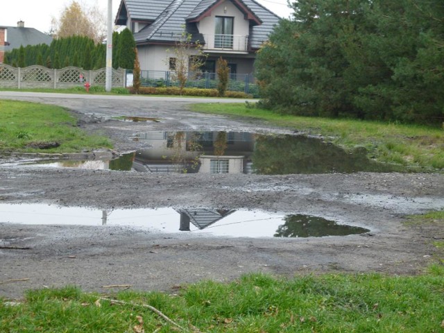 Błoto przy Kępinie w Zduńskiej Woli -  problem mieszkańców. Kiedy zniknie?