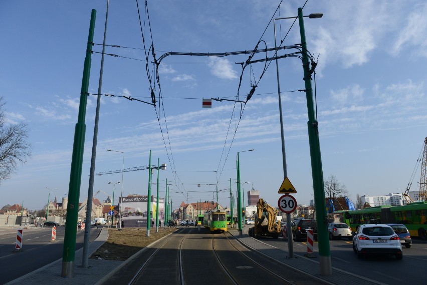 Rondo Kaponiera: Nowe słupy trakcyjne są w zielonym, a nie...