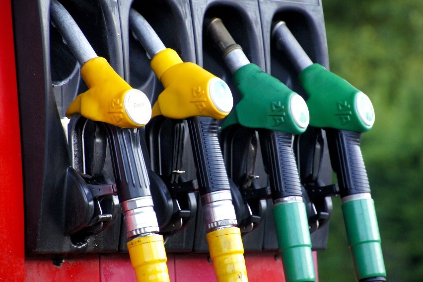 Rośnie cena benzyny na stacjach paliw w regionie, a spada...