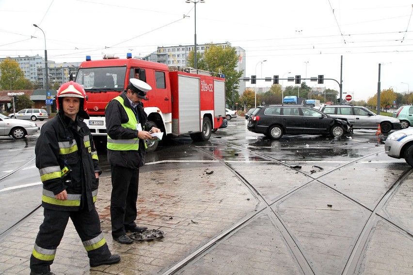 Wrocław: Wypadek karetki przewożącej pacjenta na skrzyżowaniu Bardzkiej i Armii Krajowej (ZDJĘCIA)