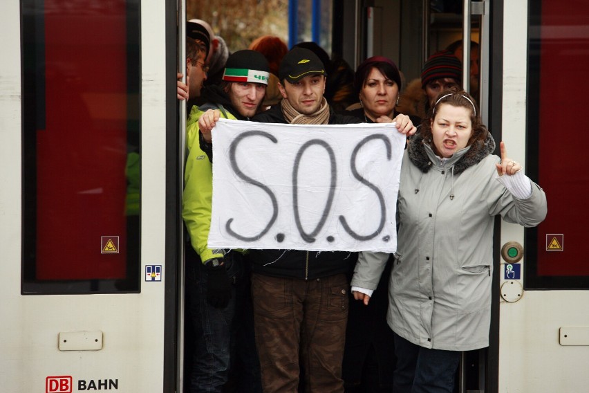 Grudzień 2009. Zgorzelecka stacja PKP i pociąg relacji...