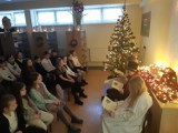 W Wielkim Klinczu uczniowie głośno czytali "Opowieść Wigilijną". Świąteczną akcję zorganizowano w bibliotece [ZDJĘCIA]