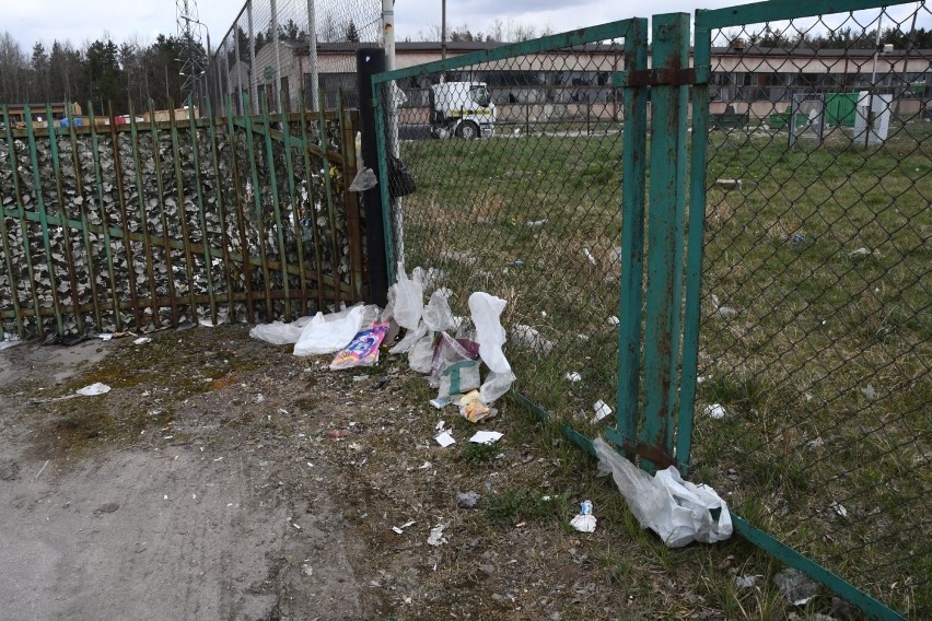 Całe ulice w Kielcach przykryte śmieciami rozniesionymi przez wiatr. Ludzie sami sprzątali [WIDEO, ZDJĘCIA]