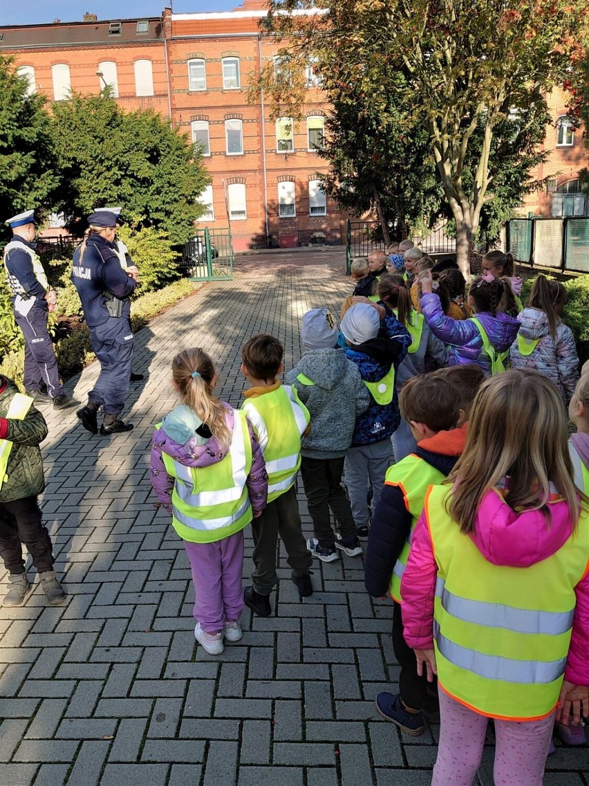 Przedszkolaki w Żarach uczyły się, jak bezpiecznie przejść na drugą stronę ulicy oraz do czego służą odblaski