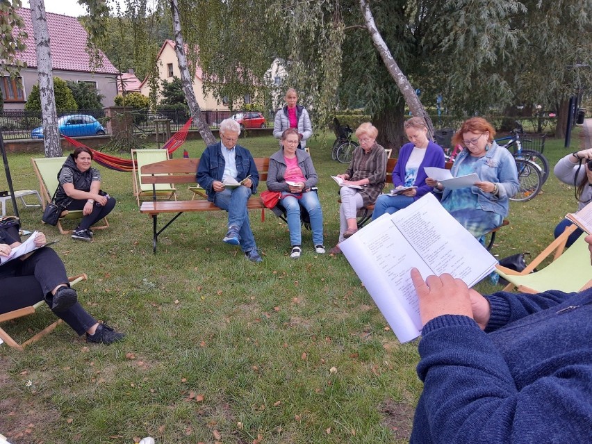 Narodowe Czytanie nad brzegiem pniewskiego jeziora