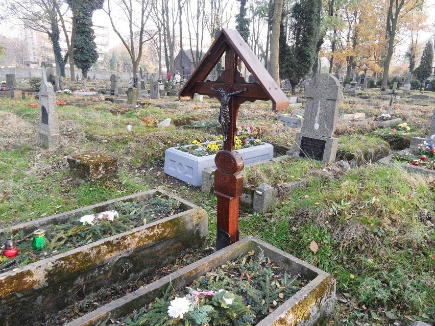 Tak przed rokiem wyglądał stary cmentarz w Orzegowie. Jego...