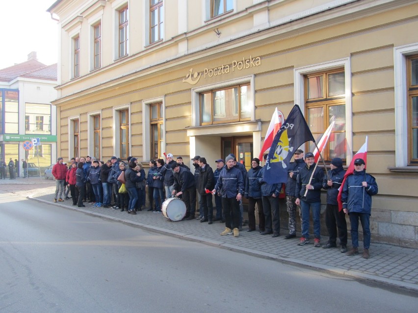 Pracownicy Poczty Polskiej protestowali w Żywcu [ZDJĘCIA]