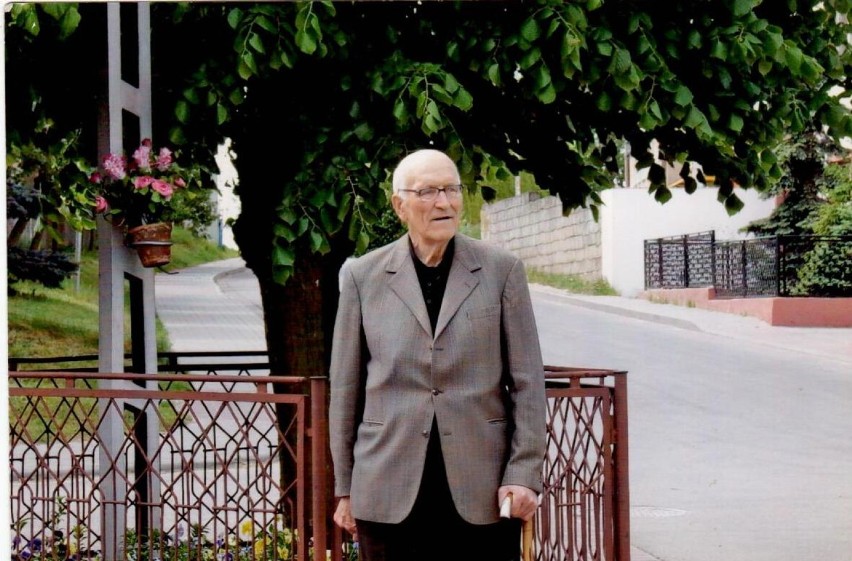 Tadeusz Adamski pod krzyżem