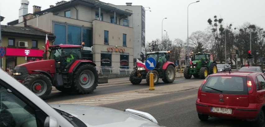 Protestujący rolnicy przejechali przez centrum Pruszcza...